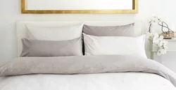 6 Camera da letto con lenzuola e arredi bianchi